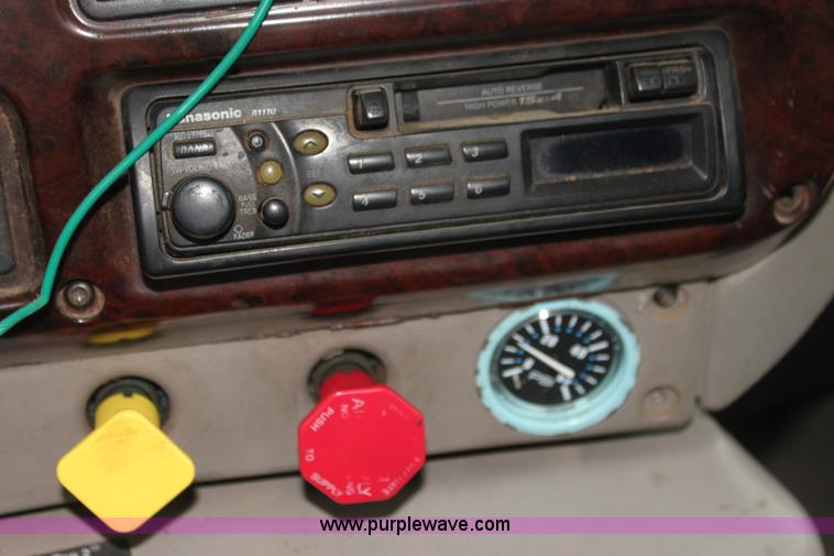 image for item H7392 2002 Mack CX613 Vision semi truck