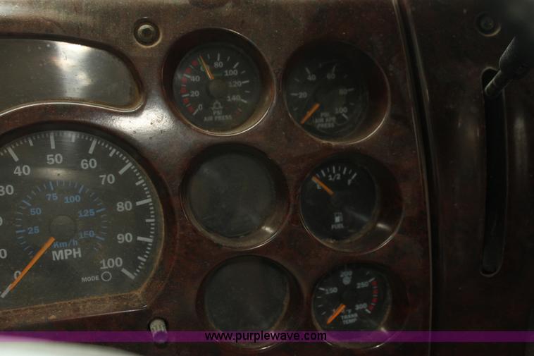 image for item H7392 2002 Mack CX613 Vision semi truck