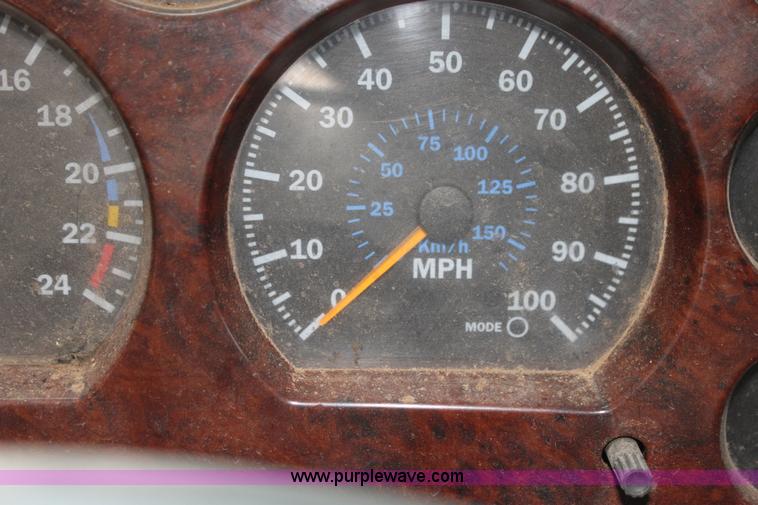 image for item H7392 2002 Mack CX613 Vision semi truck