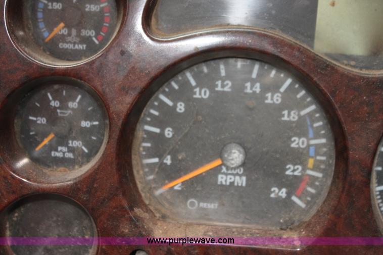 image for item H7392 2002 Mack CX613 Vision semi truck