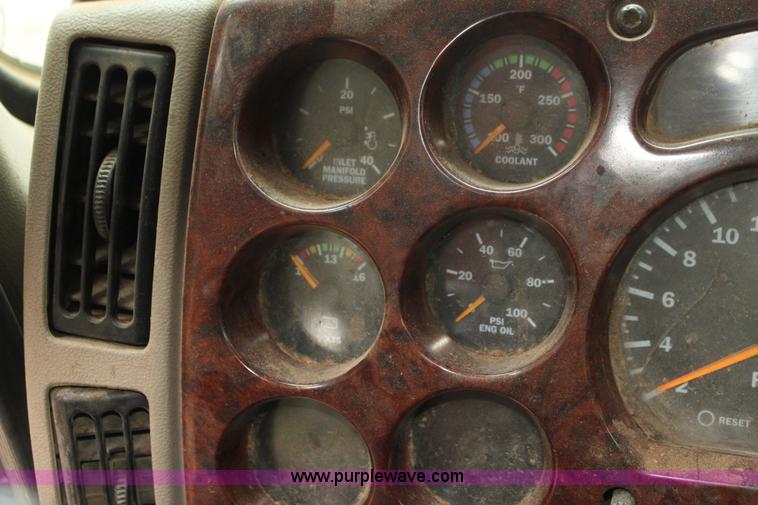 image for item H7392 2002 Mack CX613 Vision semi truck