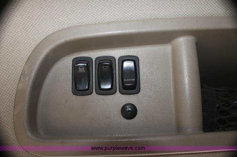 image for item H7392 2002 Mack CX613 Vision semi truck