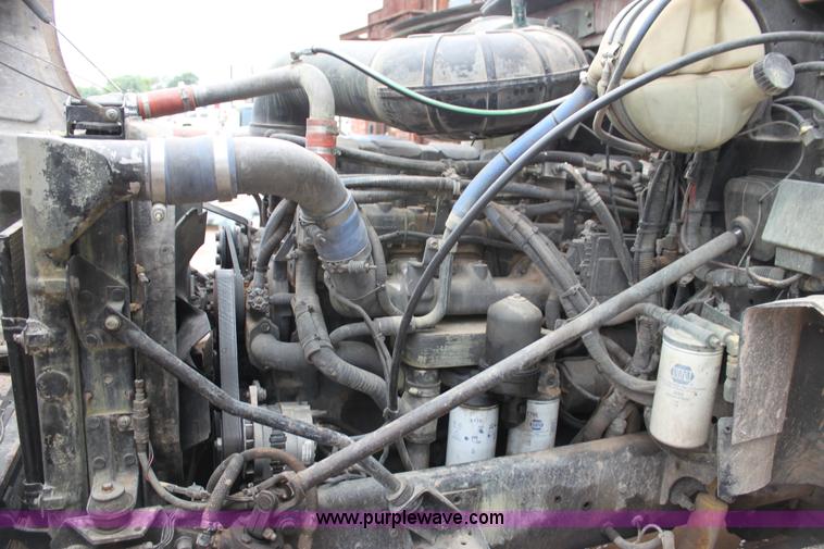 image for item H7392 2002 Mack CX613 Vision semi truck