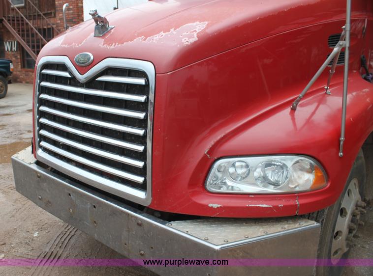 image for item H7392 2002 Mack CX613 Vision semi truck