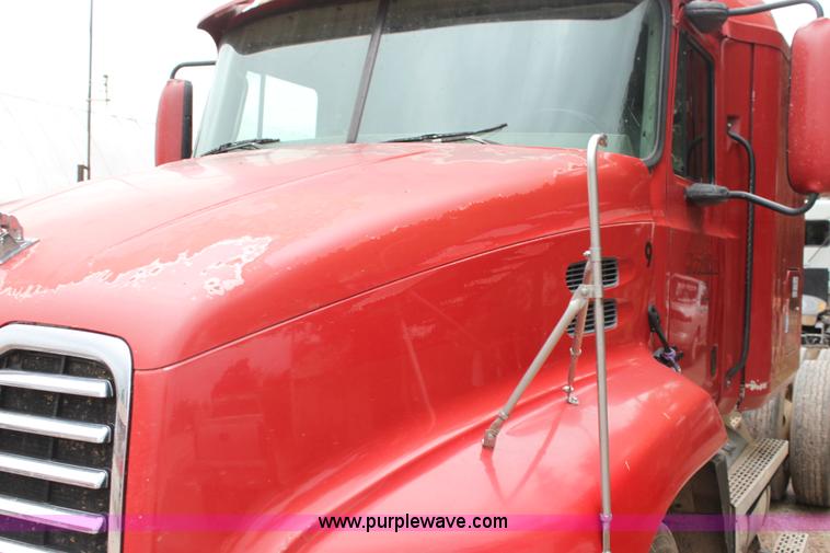 image for item H7392 2002 Mack CX613 Vision semi truck