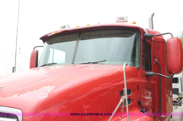 image for item H7392 2002 Mack CX613 Vision semi truck