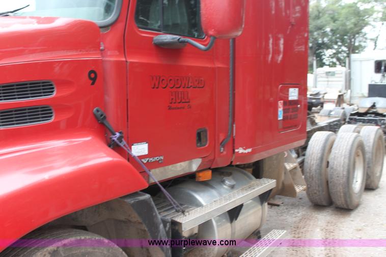 image for item H7392 2002 Mack CX613 Vision semi truck