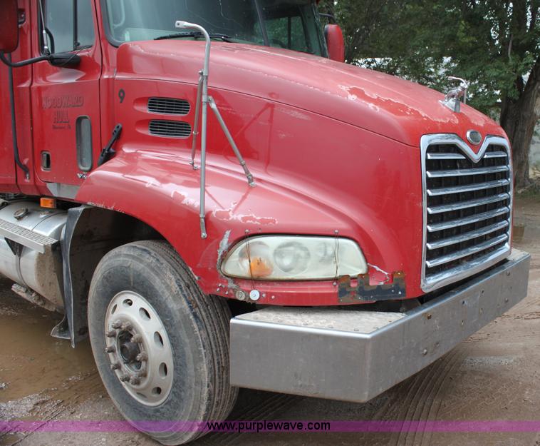 image for item H7392 2002 Mack CX613 Vision semi truck