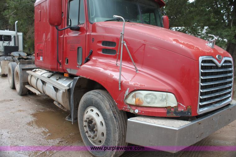 image for item H7392 2002 Mack CX613 Vision semi truck