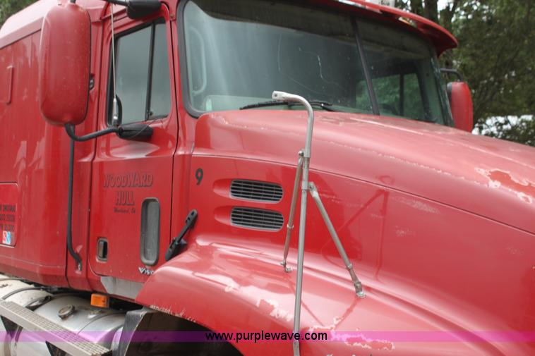 image for item H7392 2002 Mack CX613 Vision semi truck
