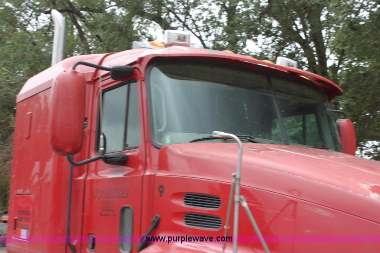 image for item H7392 2002 Mack CX613 Vision semi truck