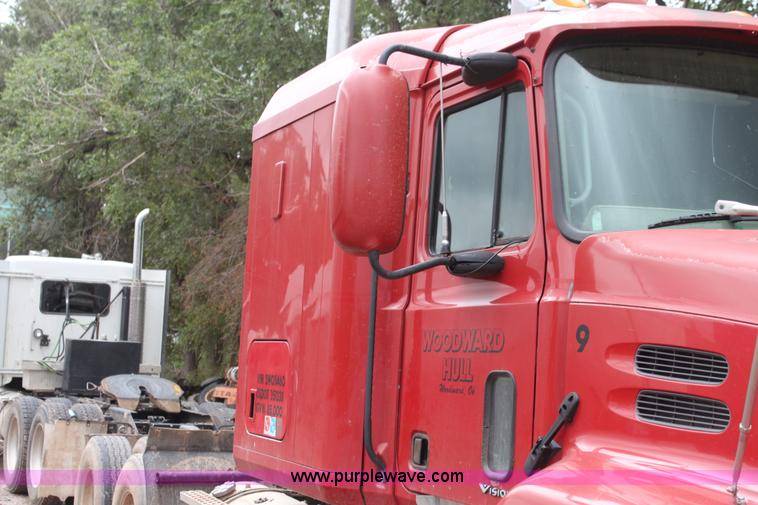 image for item H7392 2002 Mack CX613 Vision semi truck