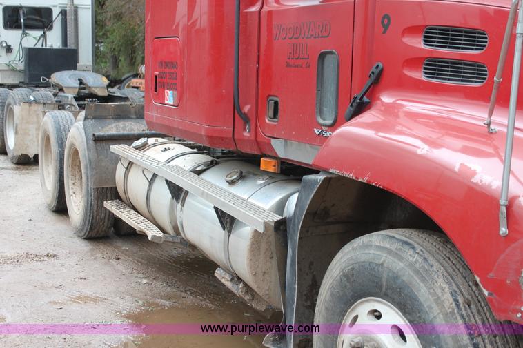 image for item H7392 2002 Mack CX613 Vision semi truck