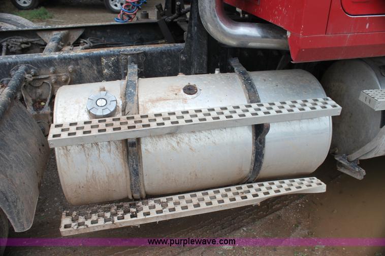 image for item H7392 2002 Mack CX613 Vision semi truck