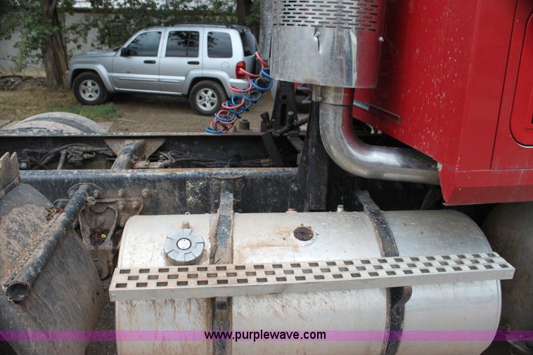 image for item H7392 2002 Mack CX613 Vision semi truck