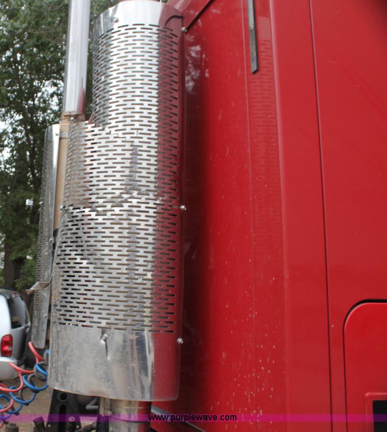 image for item H7392 2002 Mack CX613 Vision semi truck