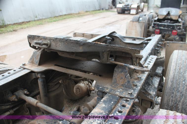 image for item H7392 2002 Mack CX613 Vision semi truck