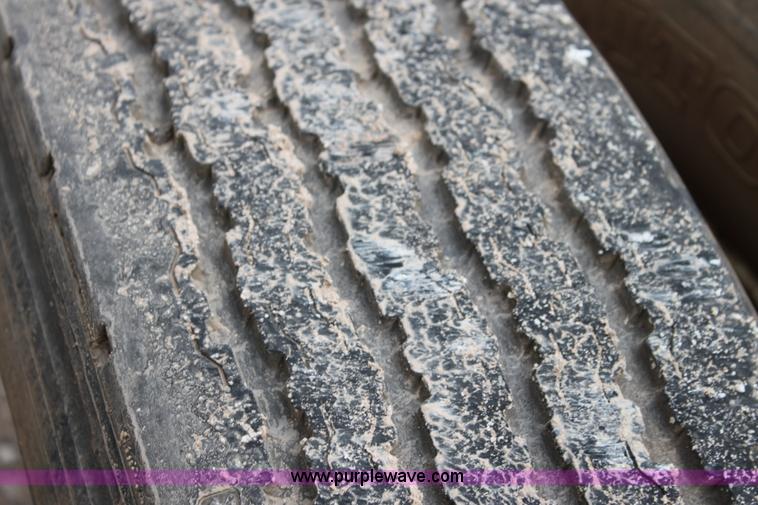 image for item H7392 2002 Mack CX613 Vision semi truck