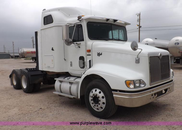 image for item I7684 1998 International 9200 Eagle semi truck