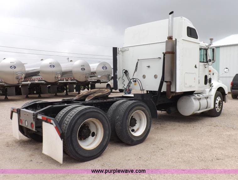 image for item I7684 1998 International 9200 Eagle semi truck