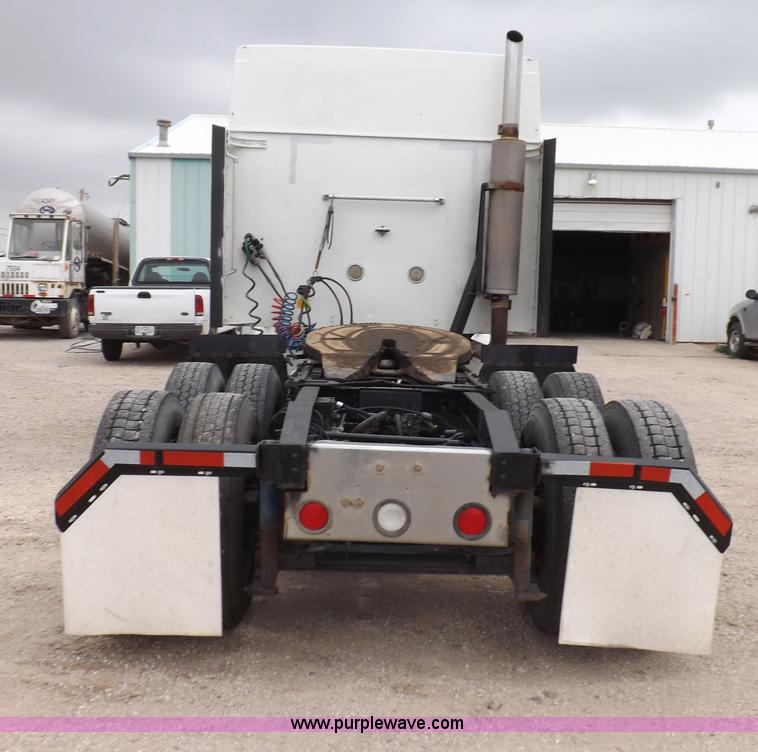 image for item I7684 1998 International 9200 Eagle semi truck