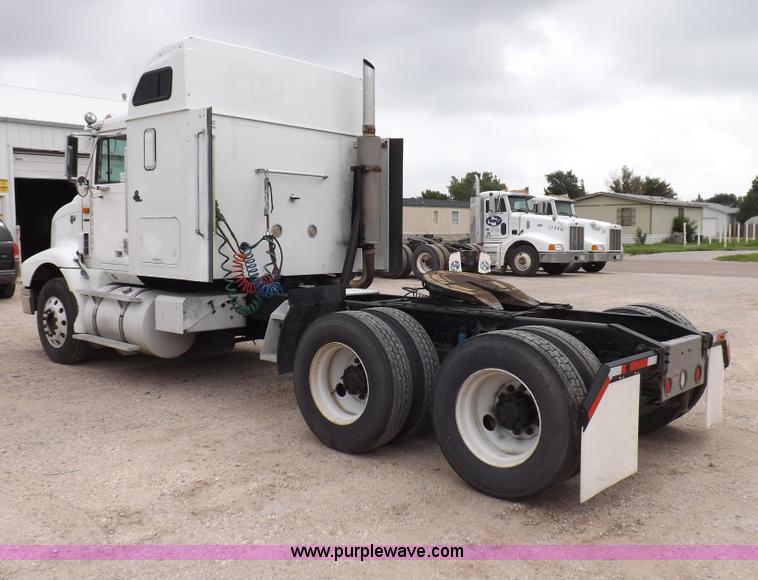 image for item I7684 1998 International 9200 Eagle semi truck