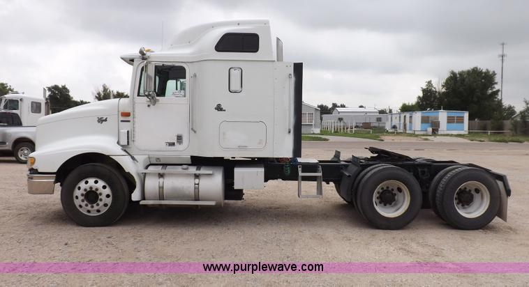 image for item I7684 1998 International 9200 Eagle semi truck