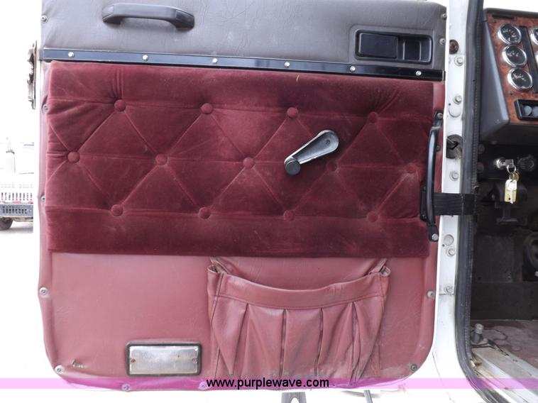 image for item I7684 1998 International 9200 Eagle semi truck