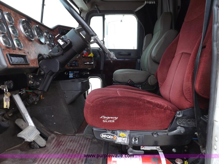 image for item I7684 1998 International 9200 Eagle semi truck