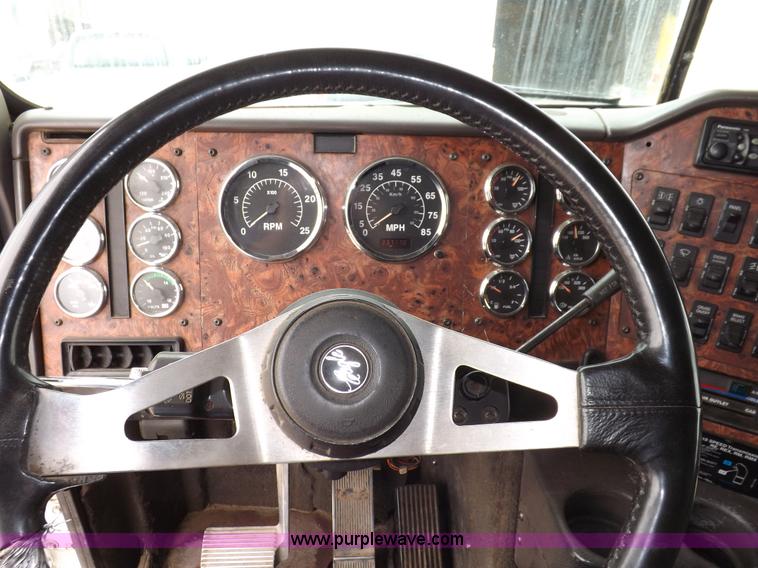 image for item I7684 1998 International 9200 Eagle semi truck