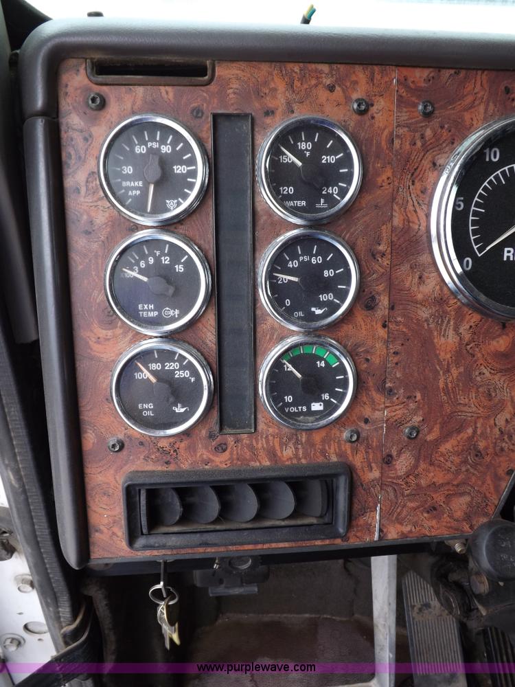 image for item I7684 1998 International 9200 Eagle semi truck