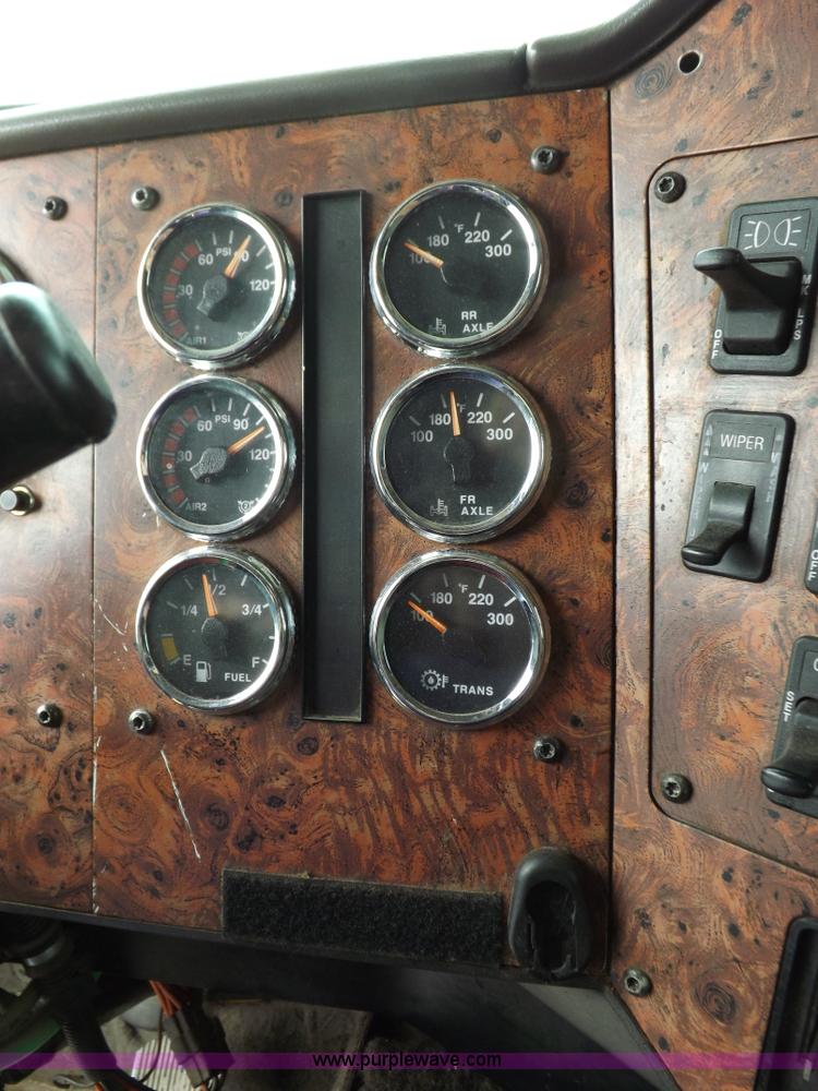 image for item I7684 1998 International 9200 Eagle semi truck