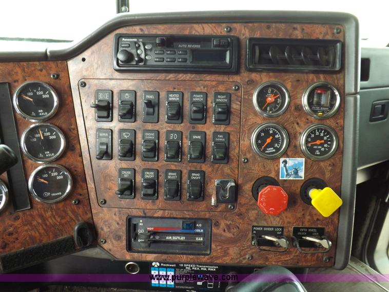 image for item I7684 1998 International 9200 Eagle semi truck