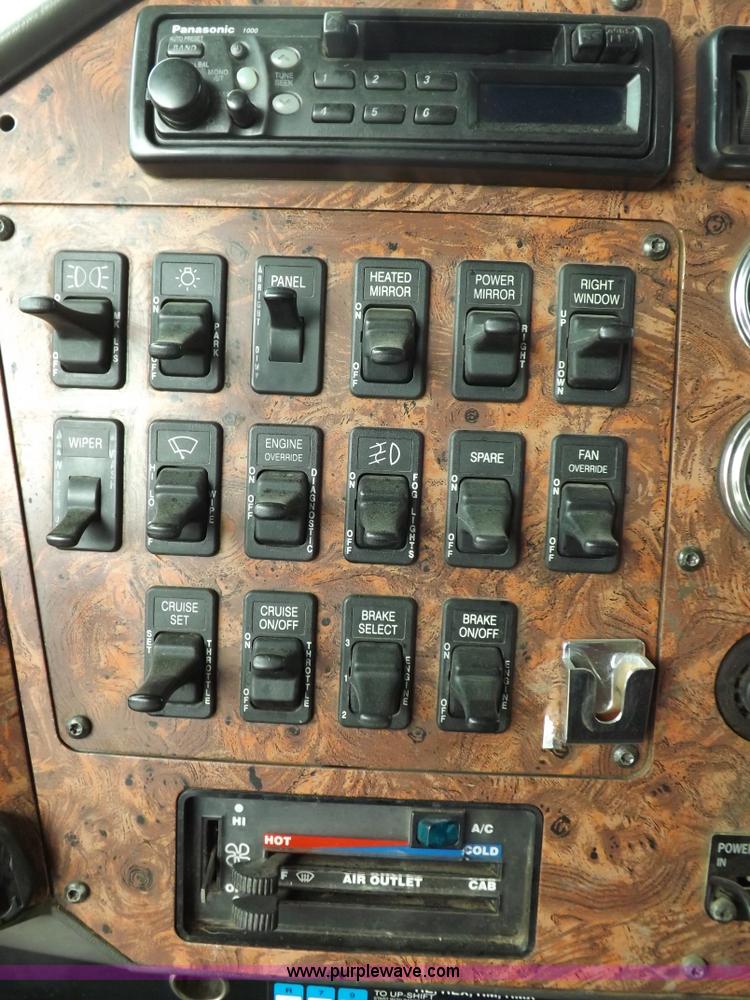 image for item I7684 1998 International 9200 Eagle semi truck