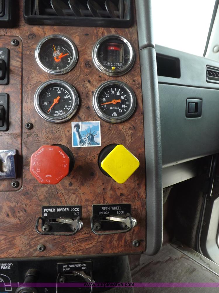 image for item I7684 1998 International 9200 Eagle semi truck