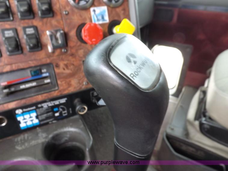 image for item I7684 1998 International 9200 Eagle semi truck