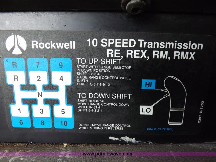 image for item I7684 1998 International 9200 Eagle semi truck