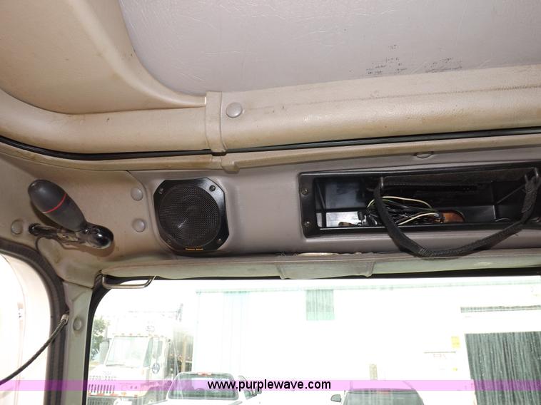 image for item I7684 1998 International 9200 Eagle semi truck