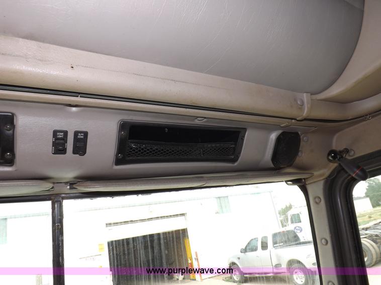 image for item I7684 1998 International 9200 Eagle semi truck