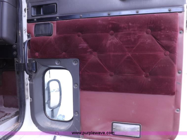 image for item I7684 1998 International 9200 Eagle semi truck