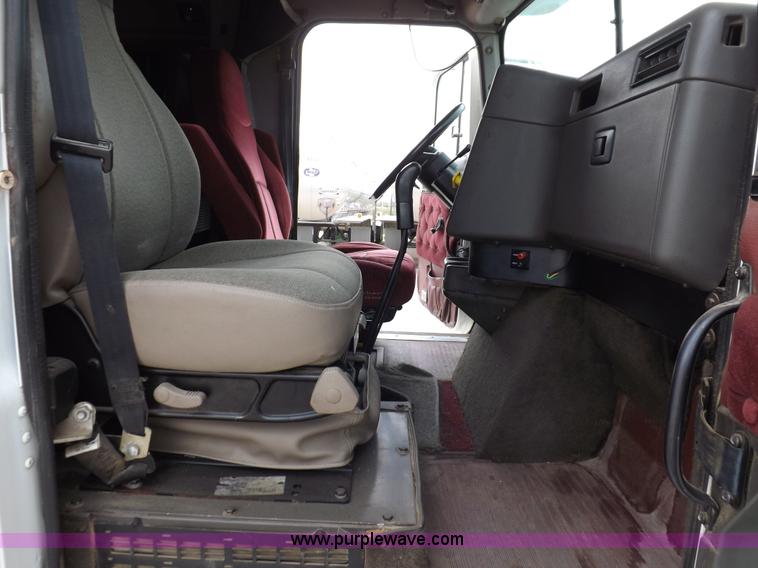 image for item I7684 1998 International 9200 Eagle semi truck