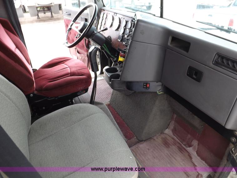 image for item I7684 1998 International 9200 Eagle semi truck