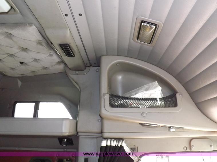 image for item I7684 1998 International 9200 Eagle semi truck