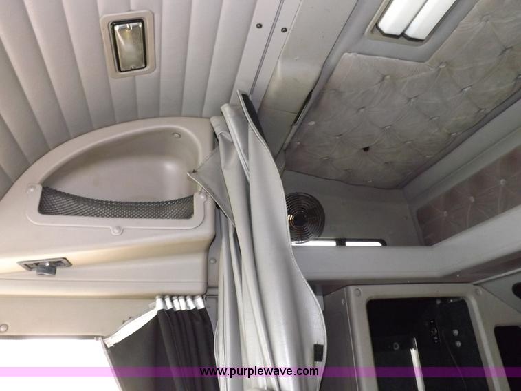 image for item I7684 1998 International 9200 Eagle semi truck