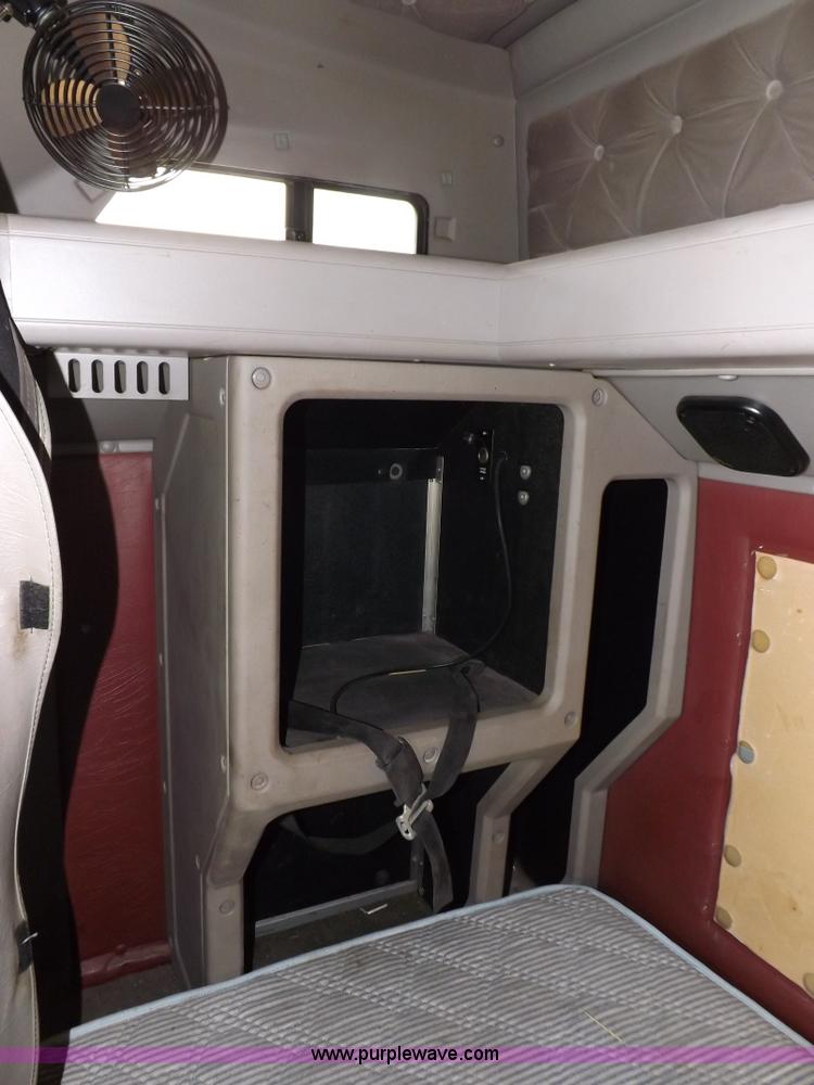 image for item I7684 1998 International 9200 Eagle semi truck