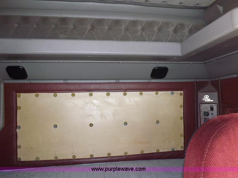 image for item I7684 1998 International 9200 Eagle semi truck