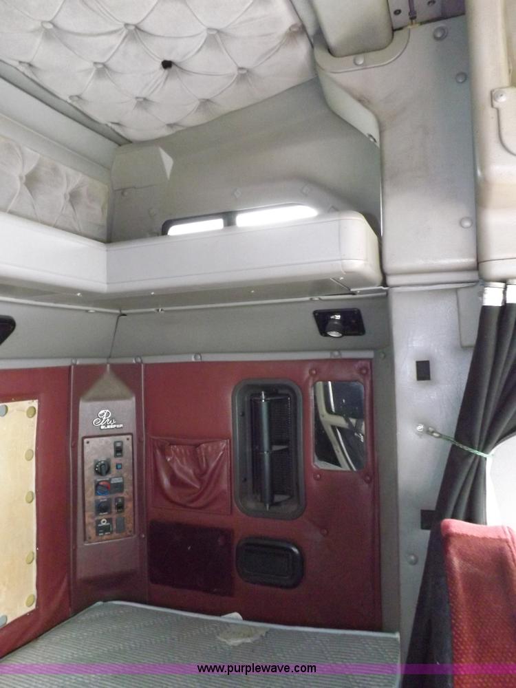 image for item I7684 1998 International 9200 Eagle semi truck