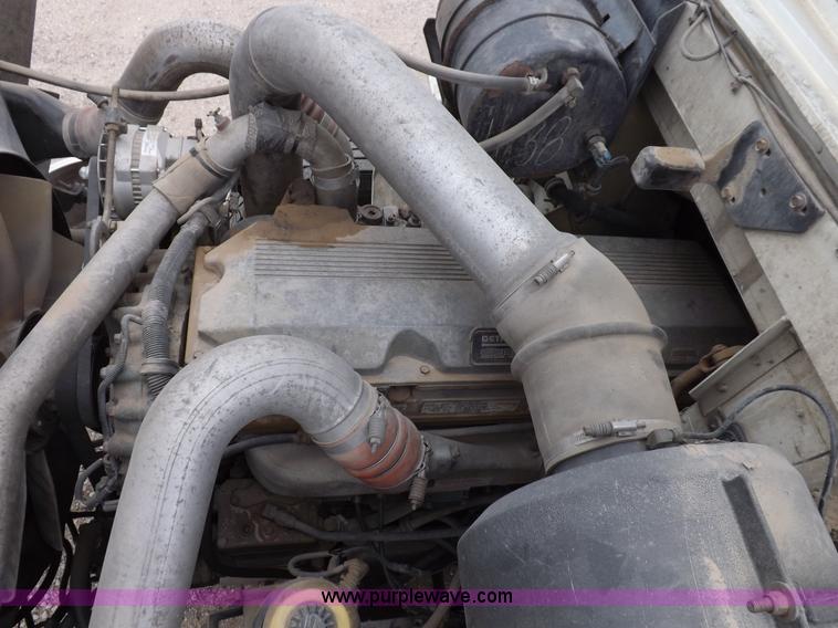 image for item I7684 1998 International 9200 Eagle semi truck