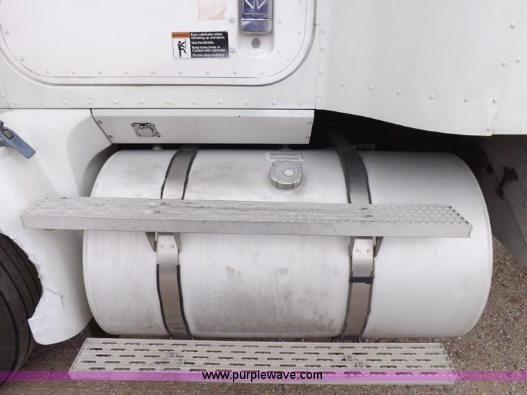 image for item I7684 1998 International 9200 Eagle semi truck