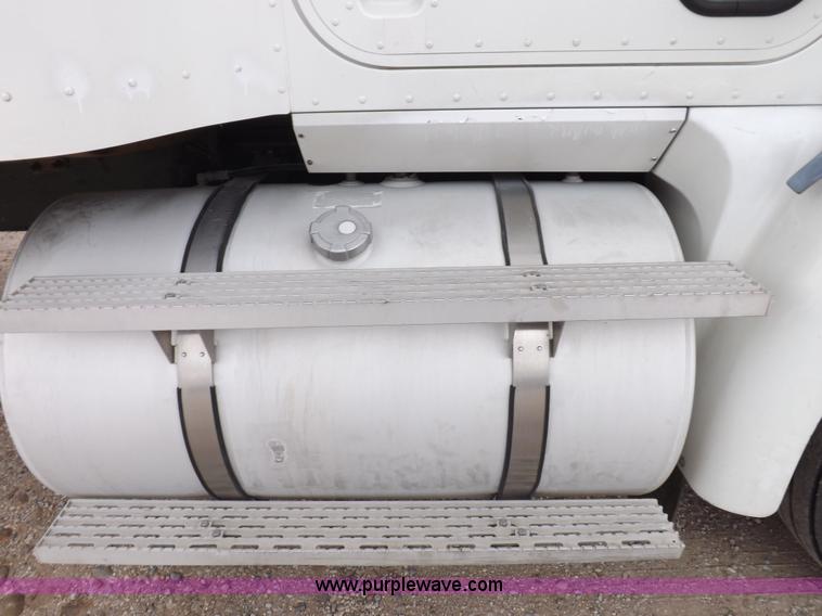 image for item I7684 1998 International 9200 Eagle semi truck